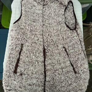 Easel Textured Fleece Vest in Cream and Brown